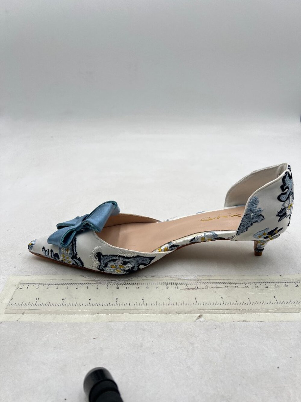 XYD White Pointed-Toe D'Orsay Kitten Heel with Blue Bow
